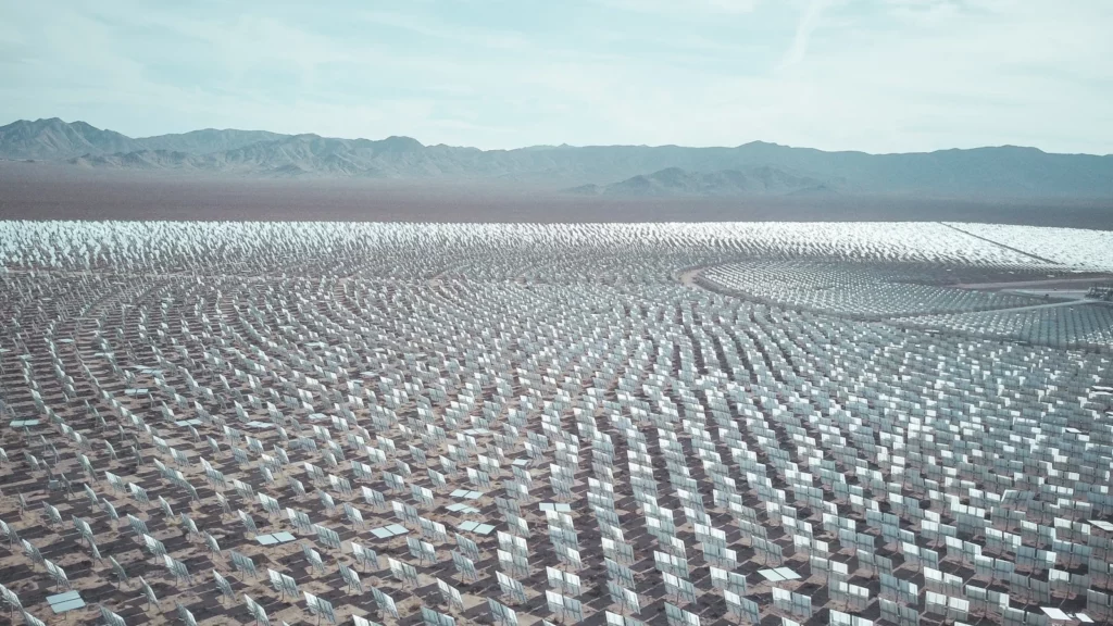 ¿Es una buena idea incluir baterías en una instalación solar comercial o industrial?